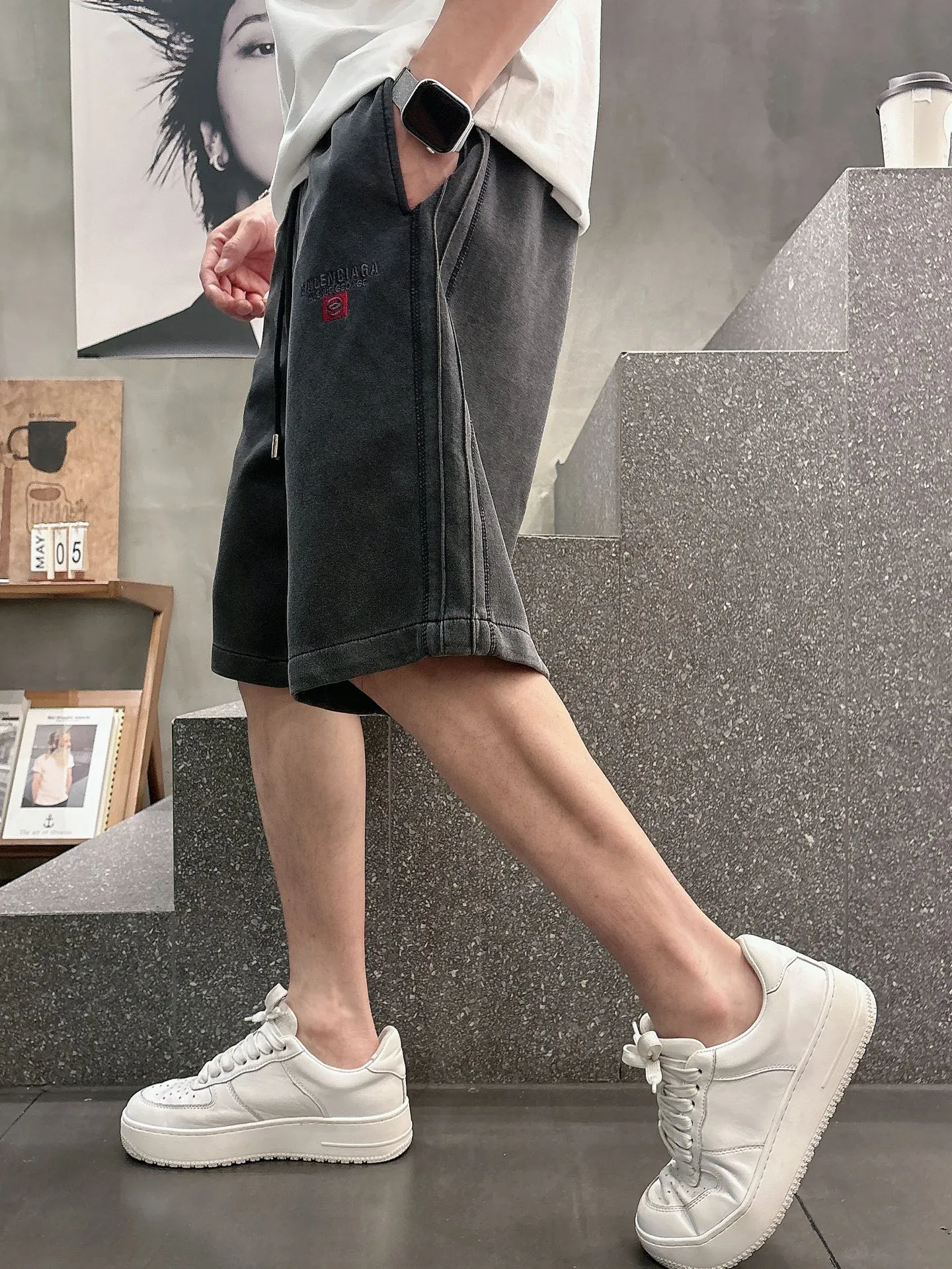Balenciaga's three-standard complete 2026 summer New Arrival men's casual shorts, advanced custom-made Breathable fabric, Breathable fabric, extremely stretchy and comfortable, impeccable details, top-grade accessories, original logo design concept, delicate and soft feel! The upper body fit is awesome! Size: M-XXXL Please state your height and weight when ordering